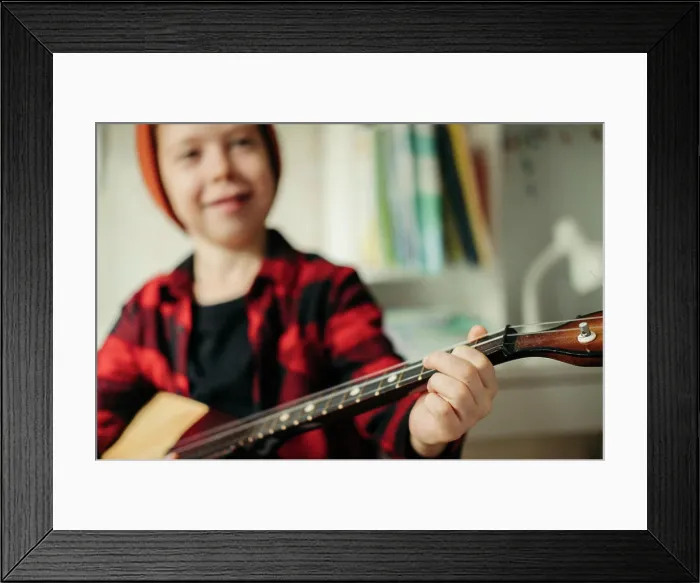 Framed Print : Junge mit rotem Hut und kariertem Hemd spielt auf der Balalaika Framed Print : Junge mit rotem Hut und kariertem Hemd spielt auf der Balalaika