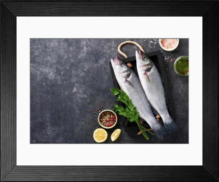 Framed Print : Seebarsch roh. Frischer Seefisch Bass mit Salz Framed Print : Seebarsch roh. Frischer Seefisch Bass mit Salz