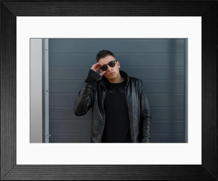 Framed Print : Attraktiver junger Hipster-Mann mit Sonnenbrille Framed Print : Attraktiver junger Hipster-Mann mit Sonnenbrille