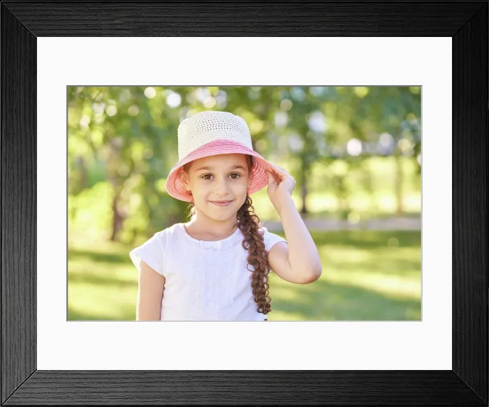 Framed Print : Kaukasisches junges Mädchen mit Sommerhut lächelt im Freien im sonnenbeschienenen Park mit Caucasian young girl