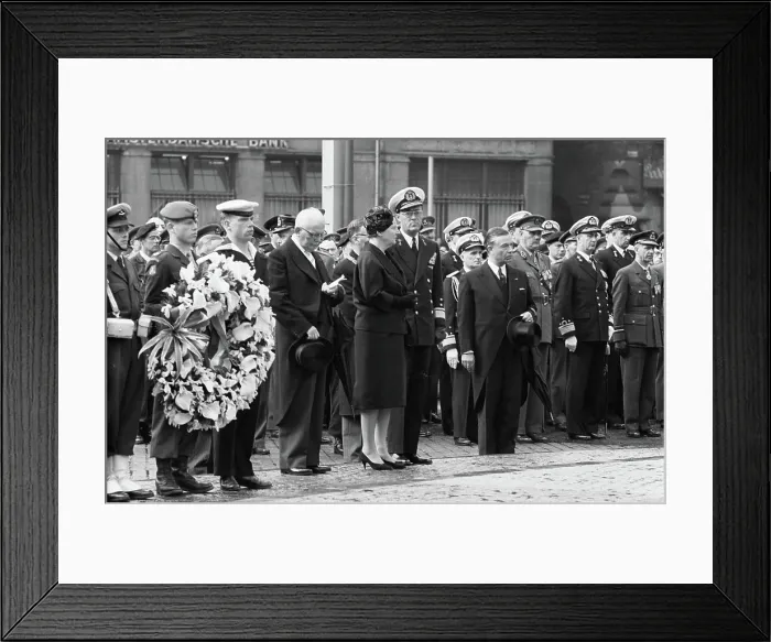 Framed Print : Anefo photo collection. Commemoration at the National Monument on Dam Square in the presence of the Royal Couple