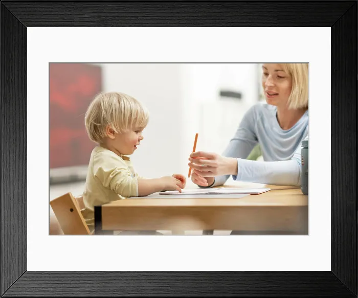 Framed Print : Caring junge kaukasische Mutter und kleinen Sohn Zeichnung Malerei in Notebook zu Hause zusammen Framed Print : Caring junge kaukasische Mutter und kleinen Sohn Zeichnung Malerei in Notebook zu Hause zusammen