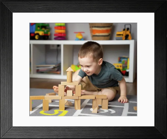 Framed Print : Kleines süßes Kleinkind Junge 2 Framed Print : Kleines süßes Kleinkind Junge 2