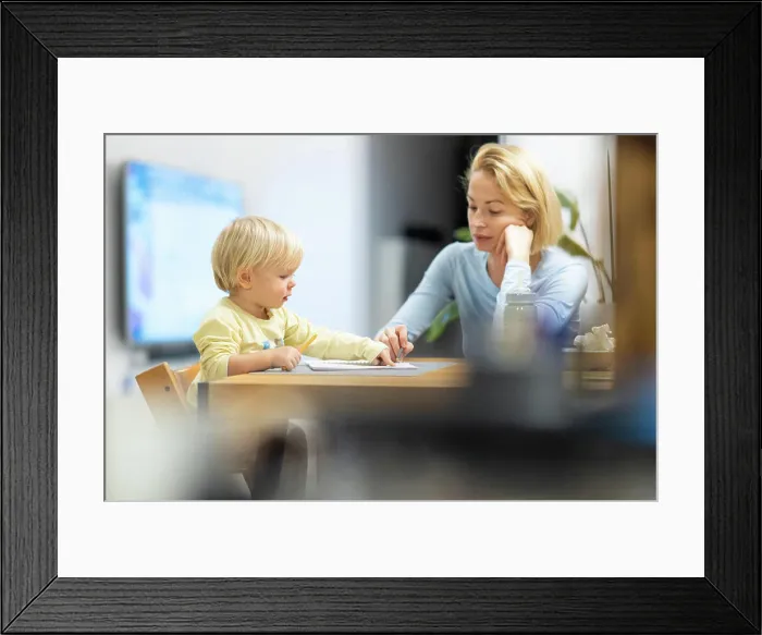 Framed Print : Caring junge kaukasische Mutter und kleinen Sohn Zeichnung Malerei in Notebook zu Hause zusammen Framed Print : Caring junge kaukasische Mutter und kleinen Sohn Zeichnung Malerei in Notebook zu Hause zusammen