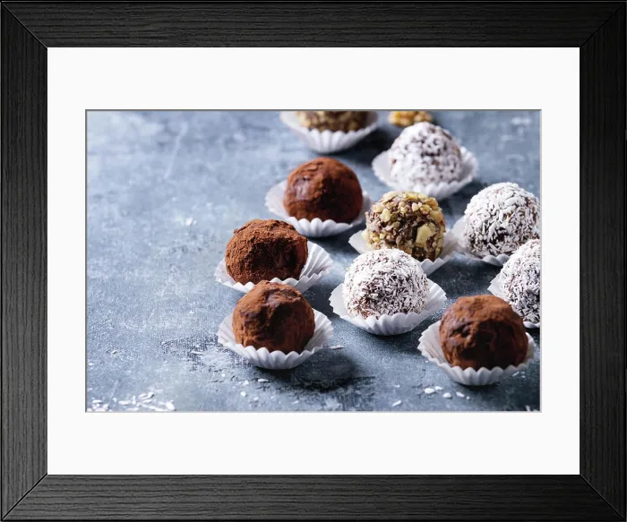 Framed Print : Handgemachte Schokoladentrüffel Variety of homemade dark chocolate truffles with cocoa powder