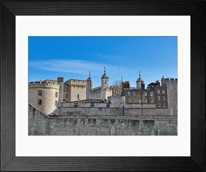 Framed Print : Tower von London: Außenansicht der Steinbauten Exterior view of the Tower of London Framed Print : Tower von London: Außenansicht der Steinbauten Exterior view of the Tower of London
