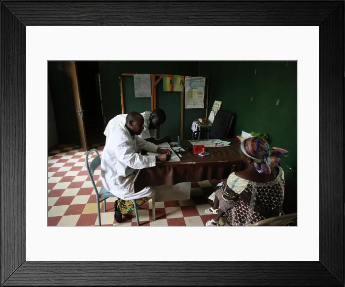 Framed Print : Photo essay in a free clinic in Mali Framed Print : Photo essay in a free clinic in Mali