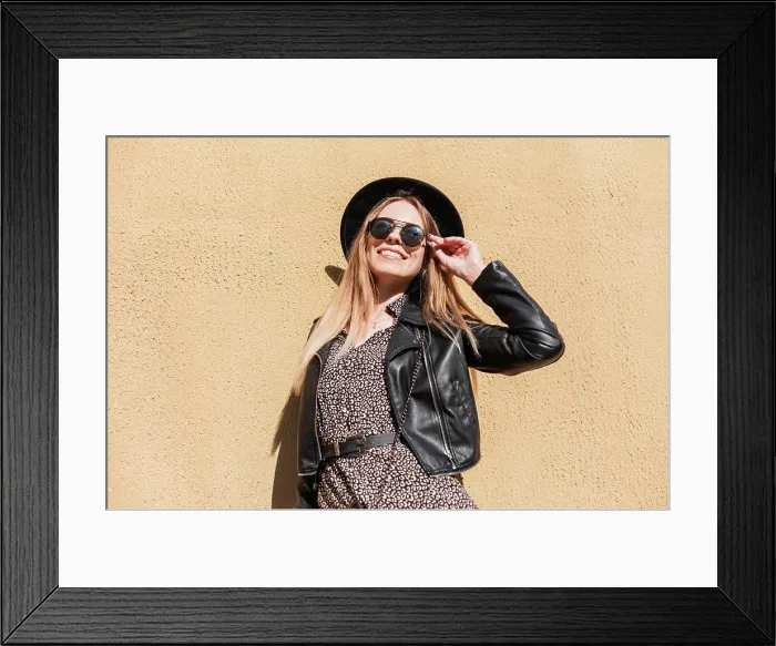 Framed Print : Coole Hipster Studentin trägt Brille Brillen Framed Print : Coole Hipster Studentin trägt Brille Brillen