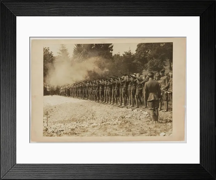 Framed Print : American soldiers loading artillery shells during World War One Framed Print : American soldiers loading artillery shells during World War One