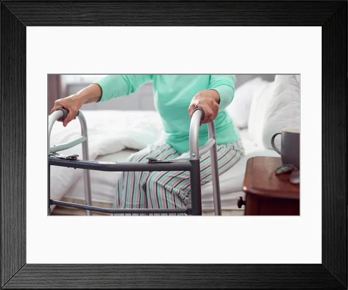 Framed Print : seniorin, gehhilfe, senior, senioren