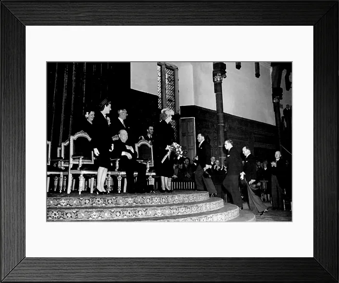 Framed Print : Churchill in the hall of the knights during his visit to Holland the rights Honourable Winston Spencer Churchill made a