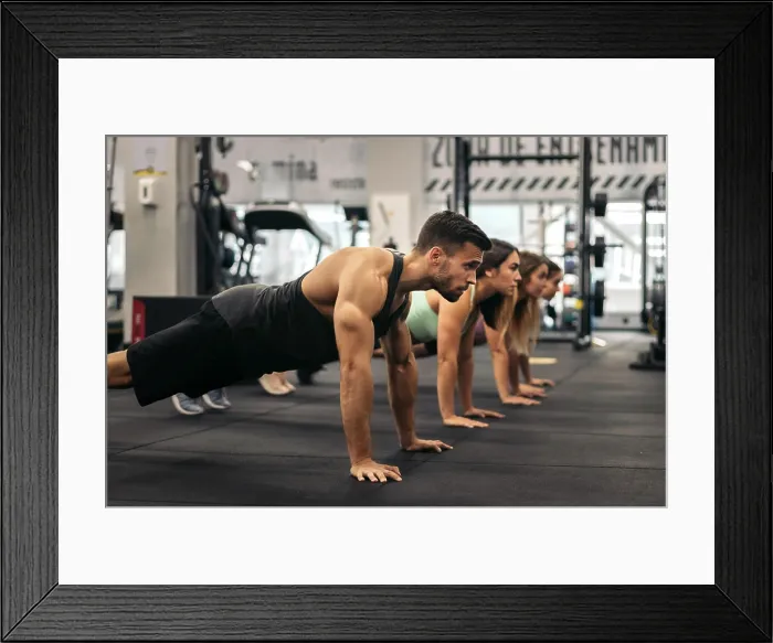 Framed Print : in einer reihe, sportler, übung, krafttraining Framed Print : in einer reihe, sportler, übung, krafttraining