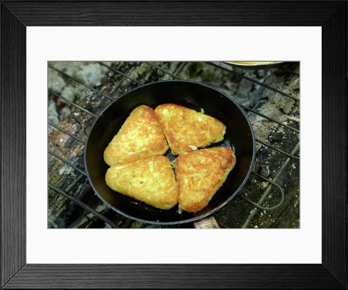Framed Print : Hash browns cooking on campfire, Central Otago, South Island, New Zealand