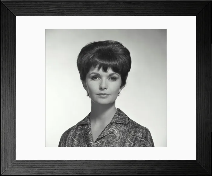Framed Print : Portrait of a young woman Framed Print : Portrait of a young woman