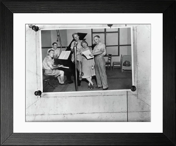 Framed Print : Anefo photo collection. Sylvain Poons in India. August 9, 1948. Indonesia, Dutch East Indies Framed Print : Anefo photo collection. Sylvain Poons in India. August 9, 1948. Indonesia, Dutch East Indies