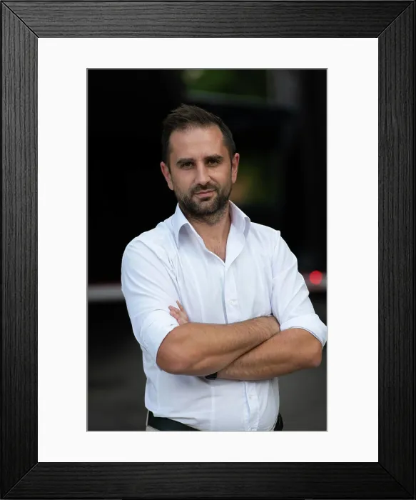 Framed Print : Ein erfolgreicher Geschäftsmann im weißen Hemd Framed Print : Ein erfolgreicher Geschäftsmann im weißen Hemd