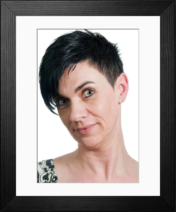 Framed Print : smiling of black haired woman on white Kopf-und-Schulter-Porträt einer schwarzhaarigen Frau mittleren alters vor Framed Print : smiling of black haired woman on white Kopf-und-Schulter-Porträt einer schwarzhaarigen Frau mittleren alters vor