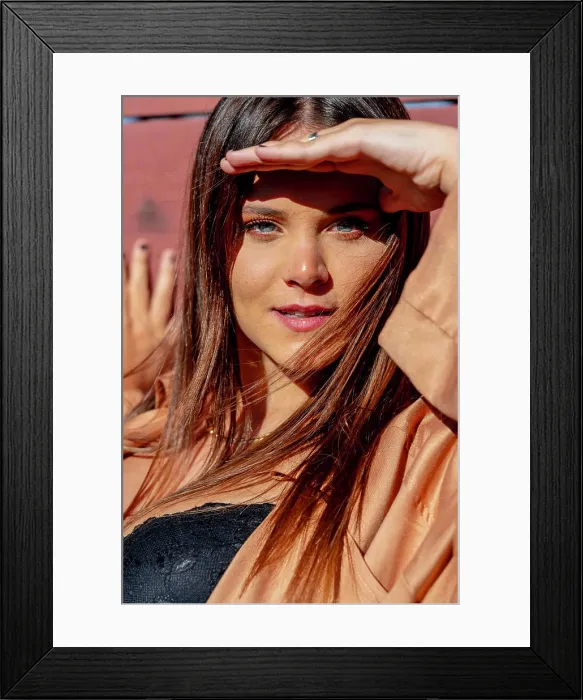 Framed Print : Goldene Anmut: Eine brünette Schönheit umarmt die Pracht des Herbstes A stunning brunette lifestyle model poses Framed Print : Goldene Anmut: Eine brünette Schönheit umarmt die Pracht des Herbstes A stunning brunette lifestyle model poses