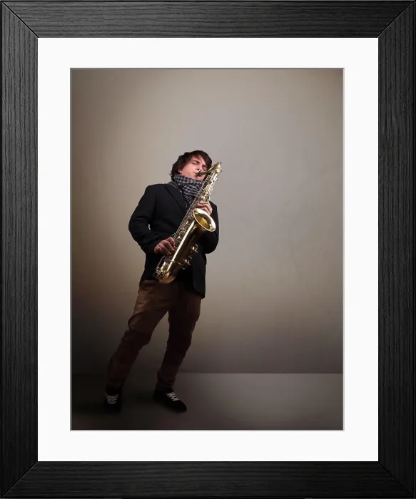 Framed Print : Junge Musiker spielen auf Saxophon Handsome young musician playing on saxophone LicenseRF Framed Print : Junge Musiker spielen auf Saxophon Handsome young musician playing on saxophone LicenseRF