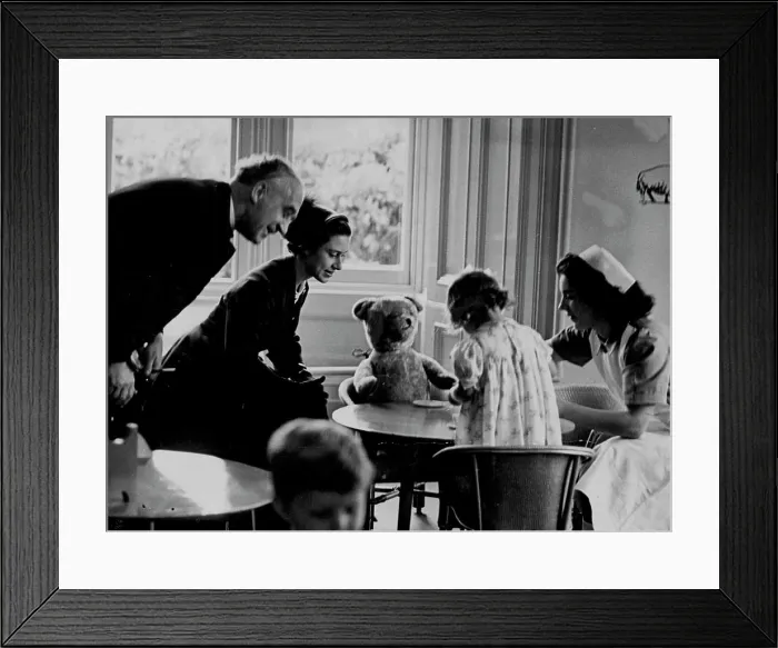 Framed Print : Princess Margaret visits a children's hospital Framed Print : Princess Margaret visits a children's hospital