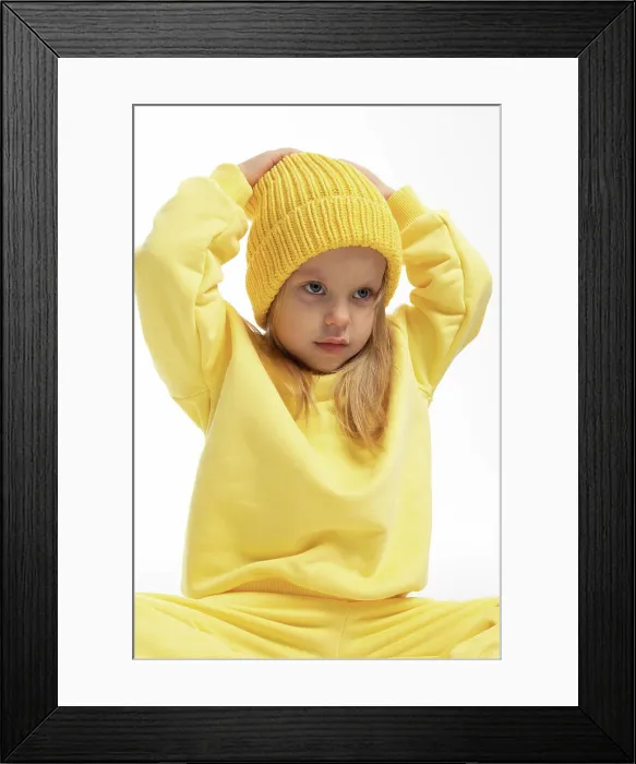 Framed Print : Porträt von schönen niedlichen kleinen Kleinkind Mädchen Framed Print : Porträt von schönen niedlichen kleinen Kleinkind Mädchen