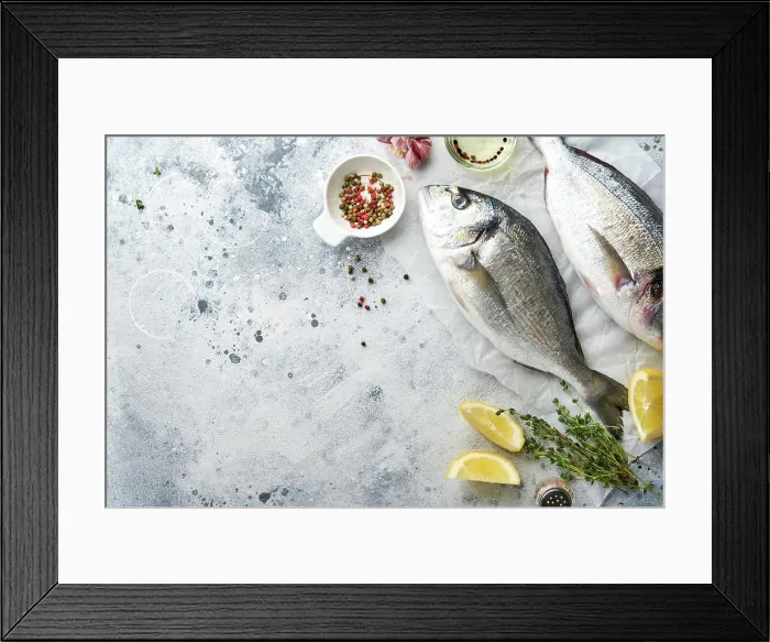 Framed Print : Rohe Goldbrasse oder frischer Fisch mit Zutaten für die Zubereitung von Zitrone Framed Print : Rohe Goldbrasse oder frischer Fisch mit Zutaten für die Zubereitung von Zitrone