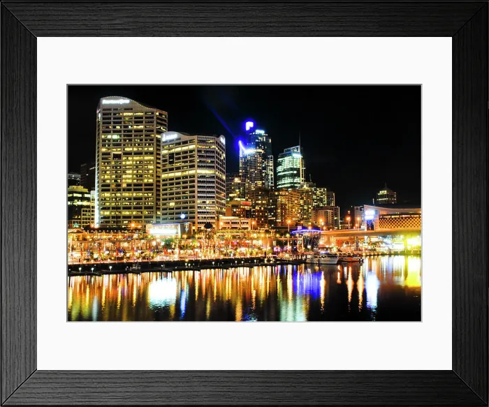 Framed Print : Darling Harbour bei Nacht in Sydney Framed Print : Darling Harbour bei Nacht in Sydney