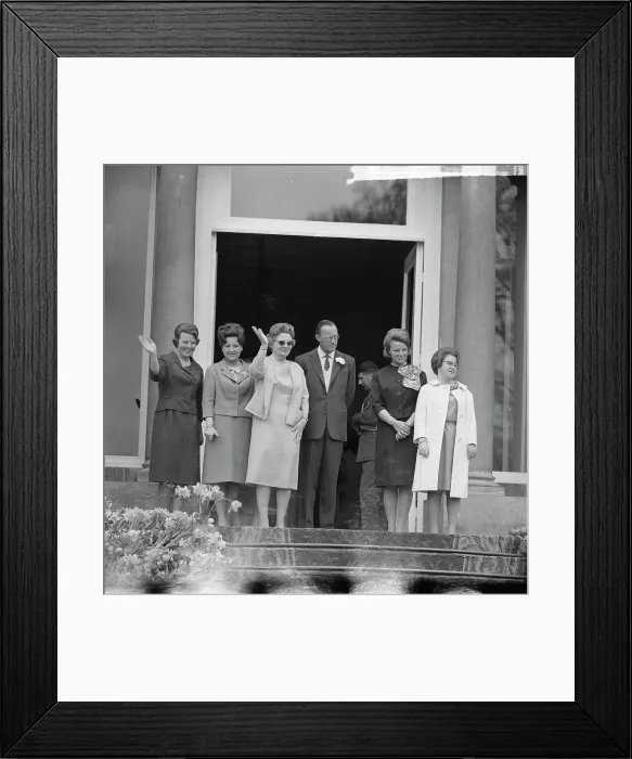 Framed Print : Anefo photo collection. Party on Soestdijk, the royal family owes the big crowd. April 30, 1963. Soestdijk, Utrecht