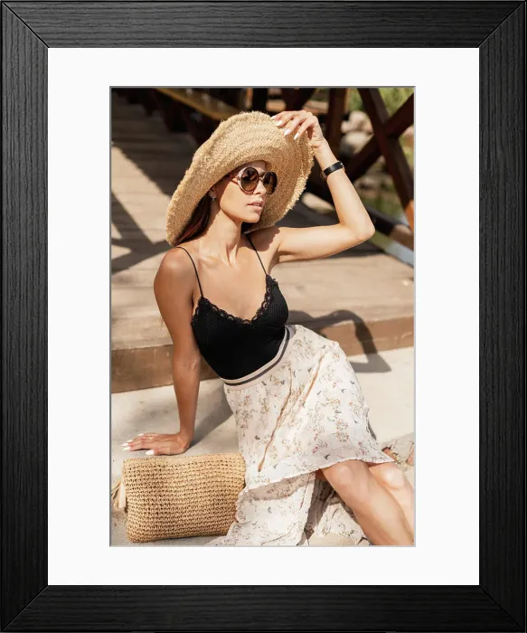 Framed Print : Hübsche junge sexy Frau mit stilvollen runden Sonnenbrille in einem modischen Strohhut in schwarzer Spitze Dessous Top Framed Print : Hübsche junge sexy Frau mit stilvollen runden Sonnenbrille in einem modischen Strohhut in schwarzer Spitze Dessous Top