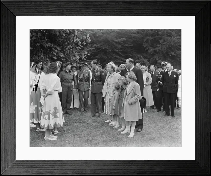 Framed Print : Anefo photo collection. Soestdijk, royal family in conversation. July 8, 1949. Soestdijk, Utrecht
