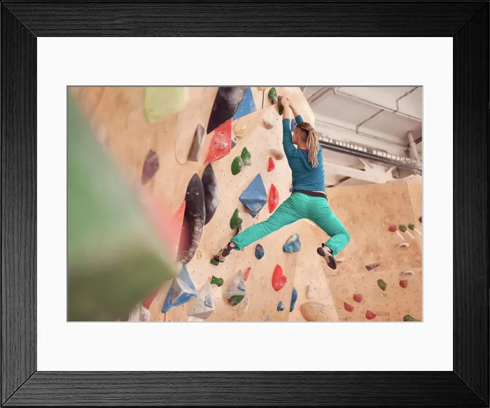 Framed Print : springen, sportlerin, bouldern, kletterhalle Framed Print : springen, sportlerin, bouldern, kletterhalle