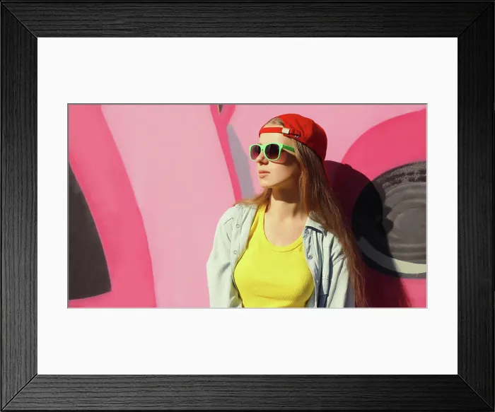 Framed Print : Stylish junges Mädchen in Baseballmütze Framed Print : Stylish junges Mädchen in Baseballmütze