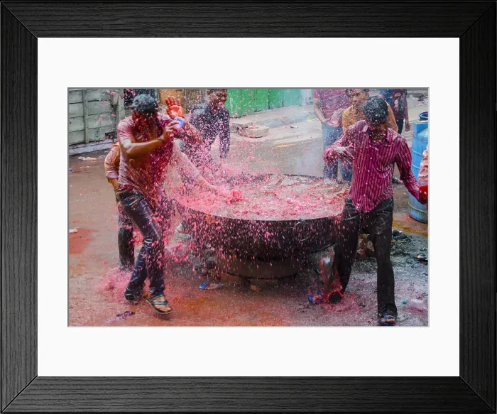 Framed Print : People pouring water with colour in Holi festival Jodhpur at Rajasthan India Copyright: xShivjixJoshi / DinodiaxPhotox