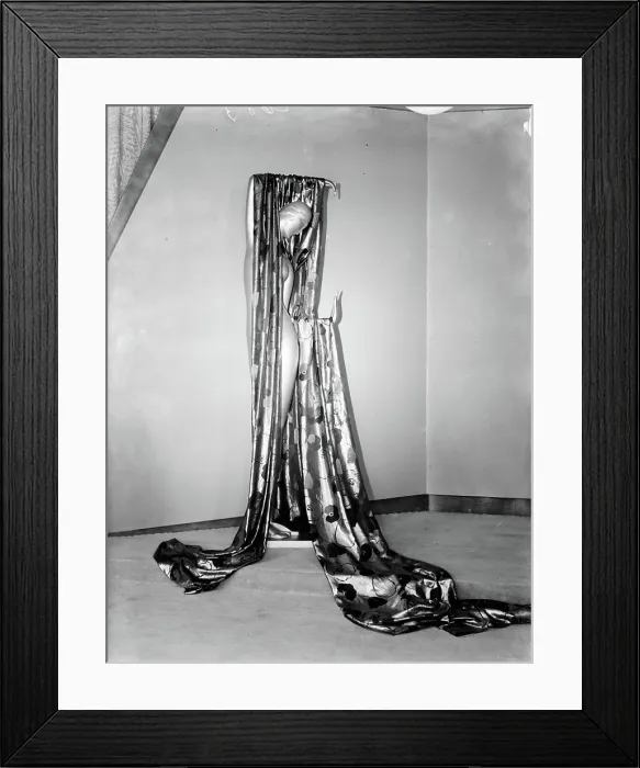 Framed Print : Poll photo collection. Fashion photography. Mannequin of the fa. IMANS with LAP brocade. 1933. France, Paris