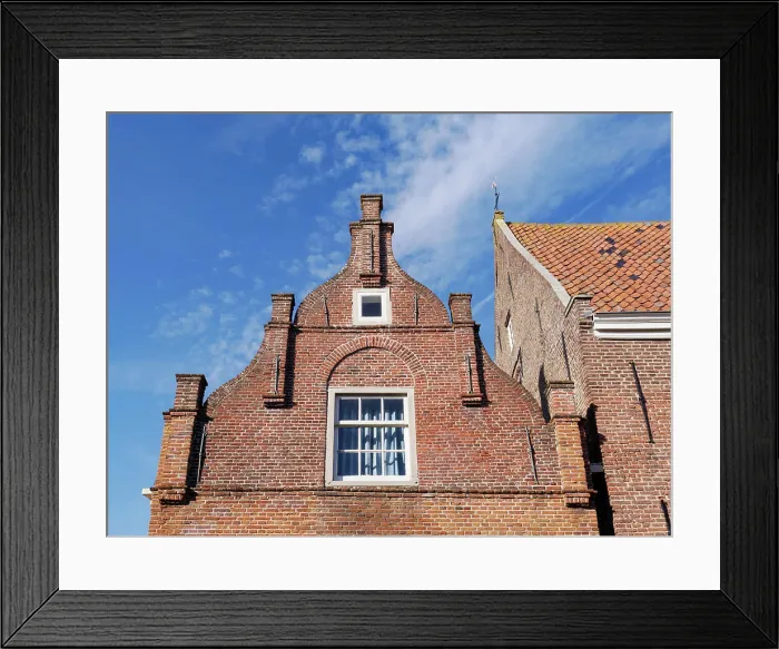Framed Print : Backsteingiebel eines historischen Hauses am Weezenland in der Altstadt von Monnickendam