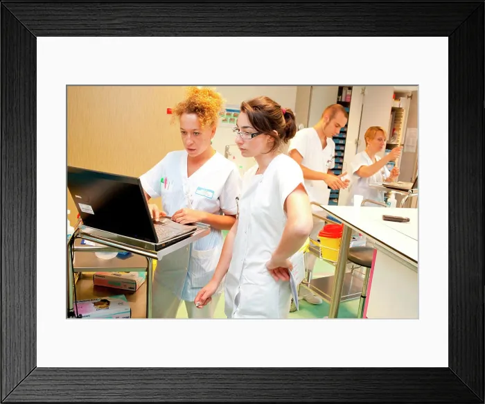 Framed Print : Nurse and midwife student preparing prescriptions. Bordeaux hospital, France Framed Print : Nurse and midwife student preparing prescriptions. Bordeaux hospital, France