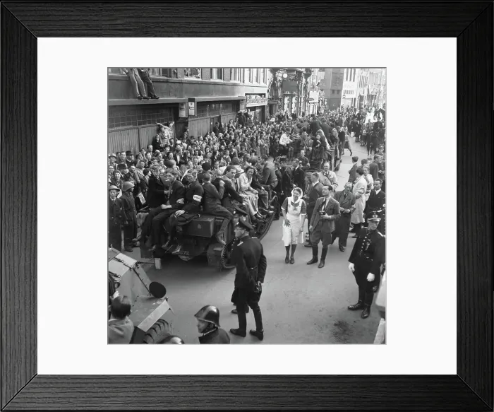 Framed Print : Anefo photo collection. Liberation joy: The Hague Framed Print : Anefo photo collection. Liberation joy: The Hague