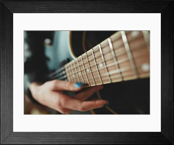 Framed Print : Mädchen spielt auf einer halbakustischen Gitarre Framed Print : Mädchen spielt auf einer halbakustischen Gitarre