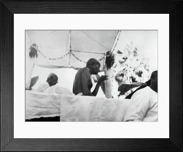Framed Print : Mahatma Gandhi delivering a speech in the riot effected area of Noakhali East Bengal