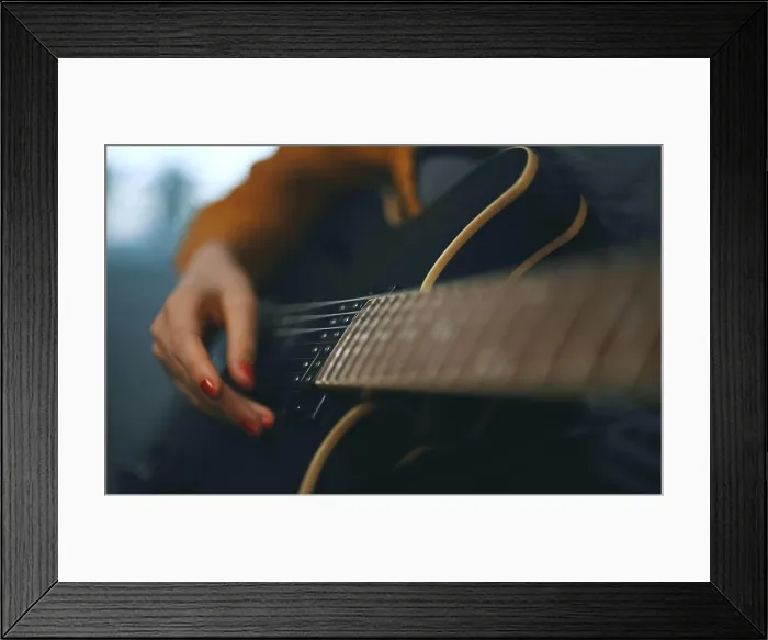 Framed Print : Ein Mädchen spielt zu Hause halbakustische Gitarre Framed Print : Ein Mädchen spielt zu Hause halbakustische Gitarre
