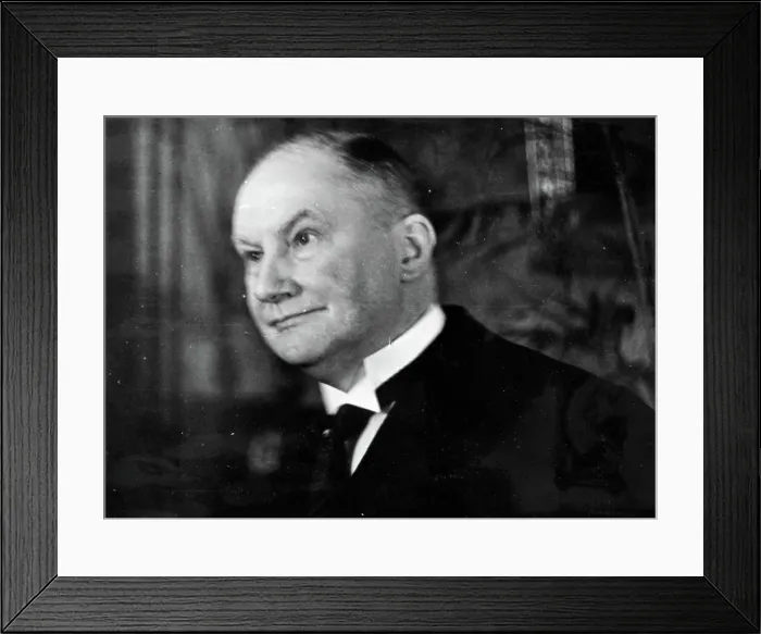 Framed Print : Group portrait of the guests during dinner