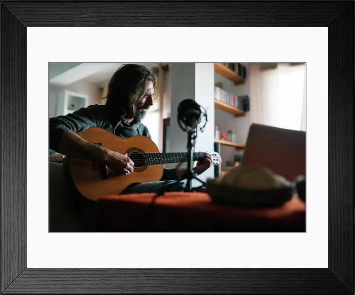 Framed Print : gitarre, musiker, aufnehmen, gitarre spielen Framed Print : gitarre, musiker, aufnehmen, gitarre spielen
