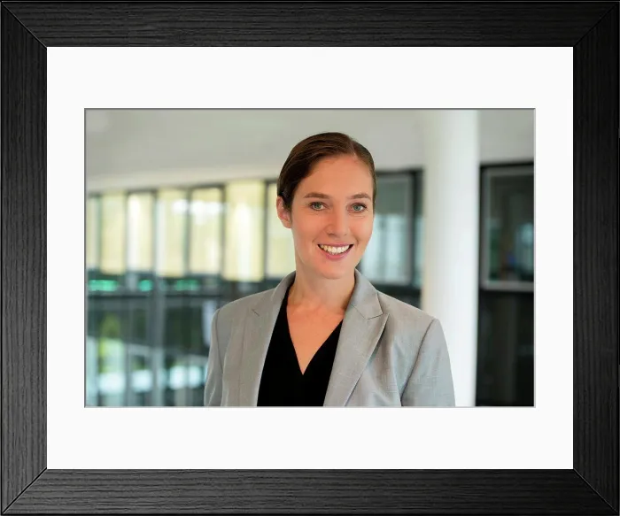 Framed Print : Beruf, Wirtschaftsperson, Bürohaus Framed Print : Beruf, Wirtschaftsperson, Bürohaus