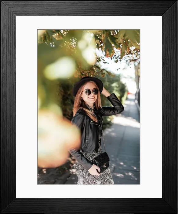 Framed Print : Happy lächelndes Mädchen in Mode-Look mit Sonnenbrille und einen Hut mit einem stilvollen Handtasche ist im Herbst Framed Print : Happy lächelndes Mädchen in Mode-Look mit Sonnenbrille und einen Hut mit einem stilvollen Handtasche ist im Herbst