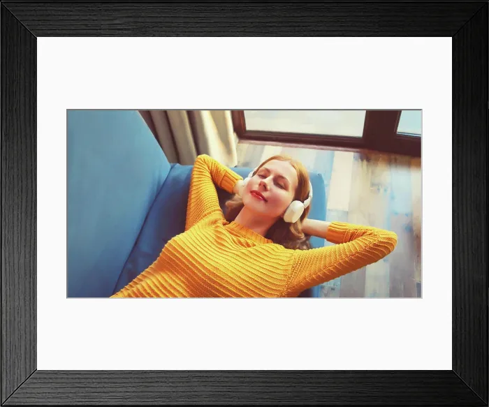 Framed Print : Glückliche, entspannte junge Frau Framed Print : Glückliche, entspannte junge Frau