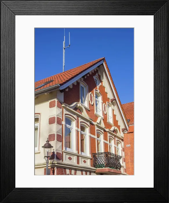 Framed Print : Fassade eines traditionellen deutschen Hauses in Bad Bederkesa Facade of a traditional German house in Bad Bederkesa