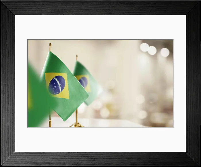 Framed Print : Kleine Flaggen von Brasilien auf einem abstrakten unscharfen Hintergrund Small flags of the Brazil on an abstract Framed Print : Kleine Flaggen von Brasilien auf einem abstrakten unscharfen Hintergrund Small flags of the Brazil on an abstract
