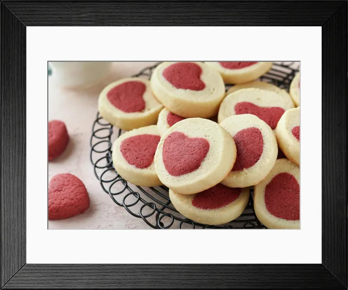 Framed Print : Valentinstag Kekse. Shortbread Cookies in einem süßen roten Herzen auf rosa Teller auf rosa Hintergrund Framed Print : Valentinstag Kekse. Shortbread Cookies in einem süßen roten Herzen auf rosa Teller auf rosa Hintergrund