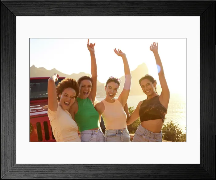 Framed Print : freundinnen, freiheitsgefühl, roadtrip Framed Print : freundinnen, freiheitsgefühl, roadtrip
