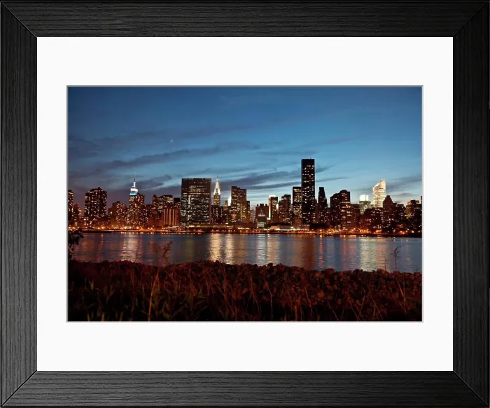 Framed Print : New York - United States, Gantry Plaza State park in Long island city, in front of Manhattan skyline at night Framed Print : New York - United States, Gantry Plaza State park in Long island city, in front of Manhattan skyline at night